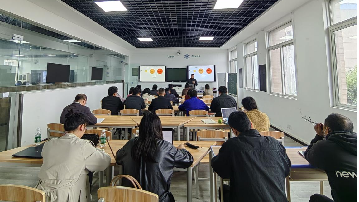 启航精品课程建设，落实“名专业”行动